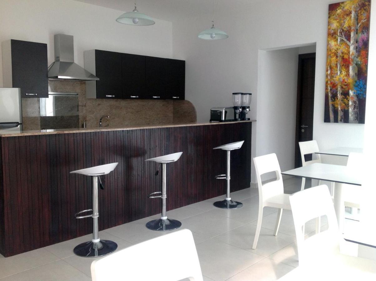 8Villa Saint Julian's 外观 照片