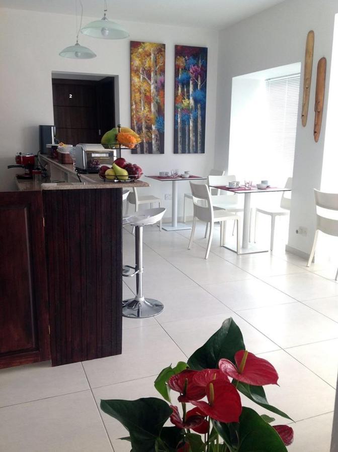 8Villa Saint Julian's 外观 照片