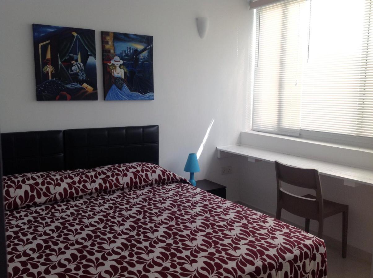 8Villa Saint Julian's 外观 照片