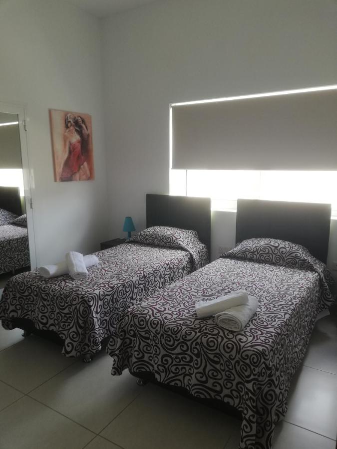 8Villa Saint Julian's 外观 照片