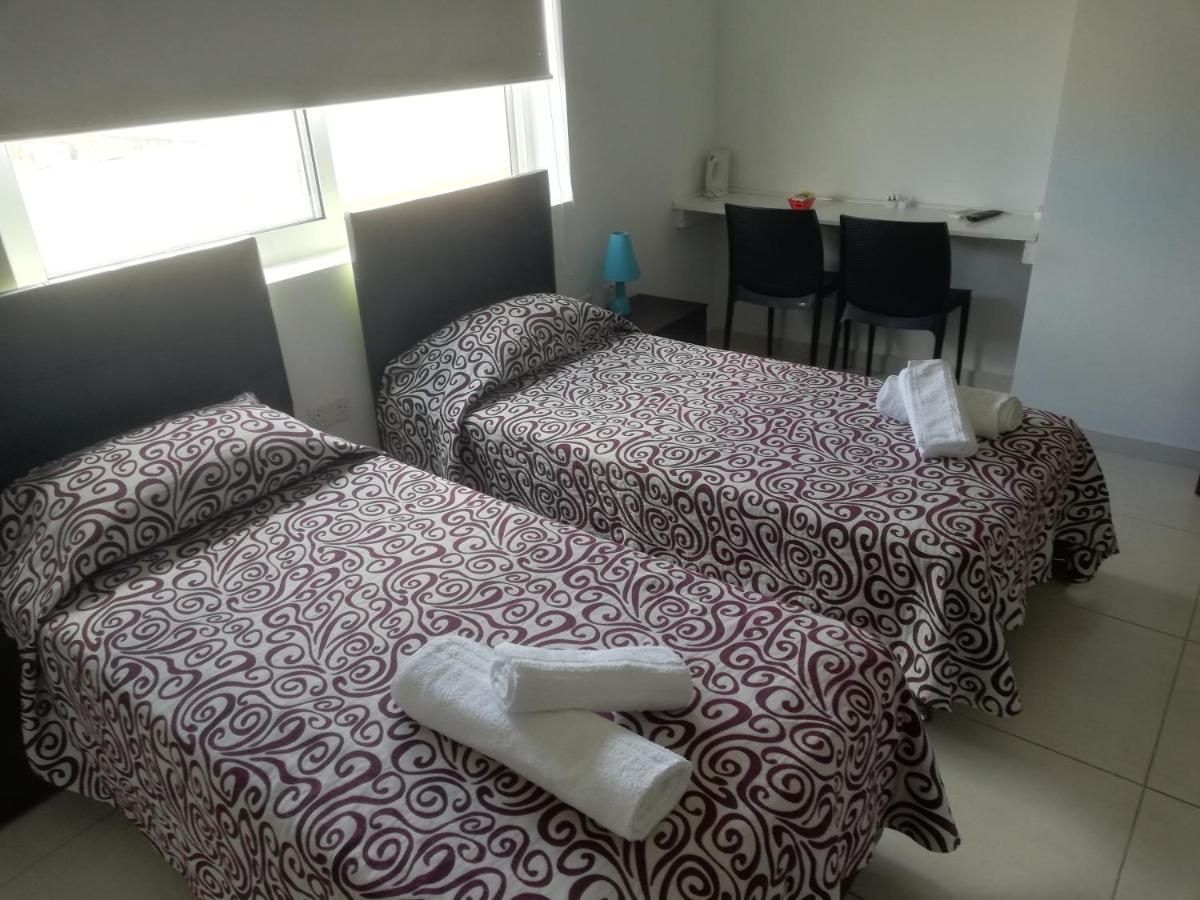 8Villa Saint Julian's 外观 照片