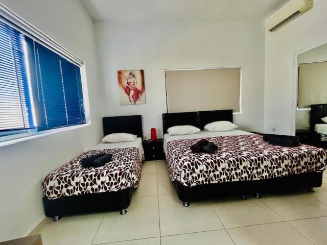 8Villa Saint Julian's 外观 照片